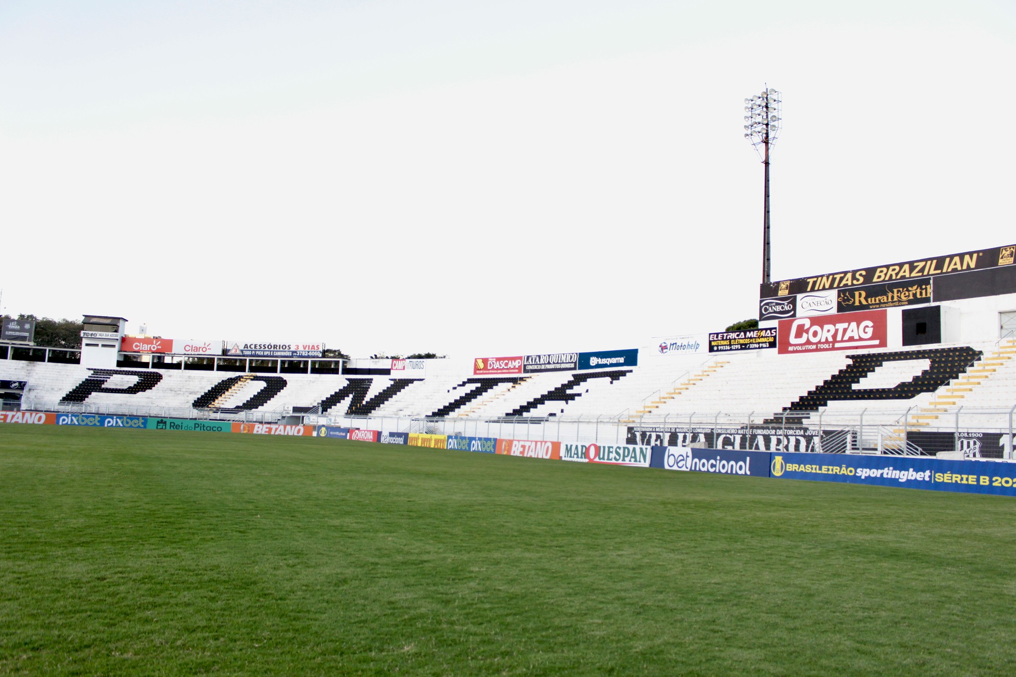 Ponte Preta e Tombense se enfrentam no estádio Moisés Lucarelli