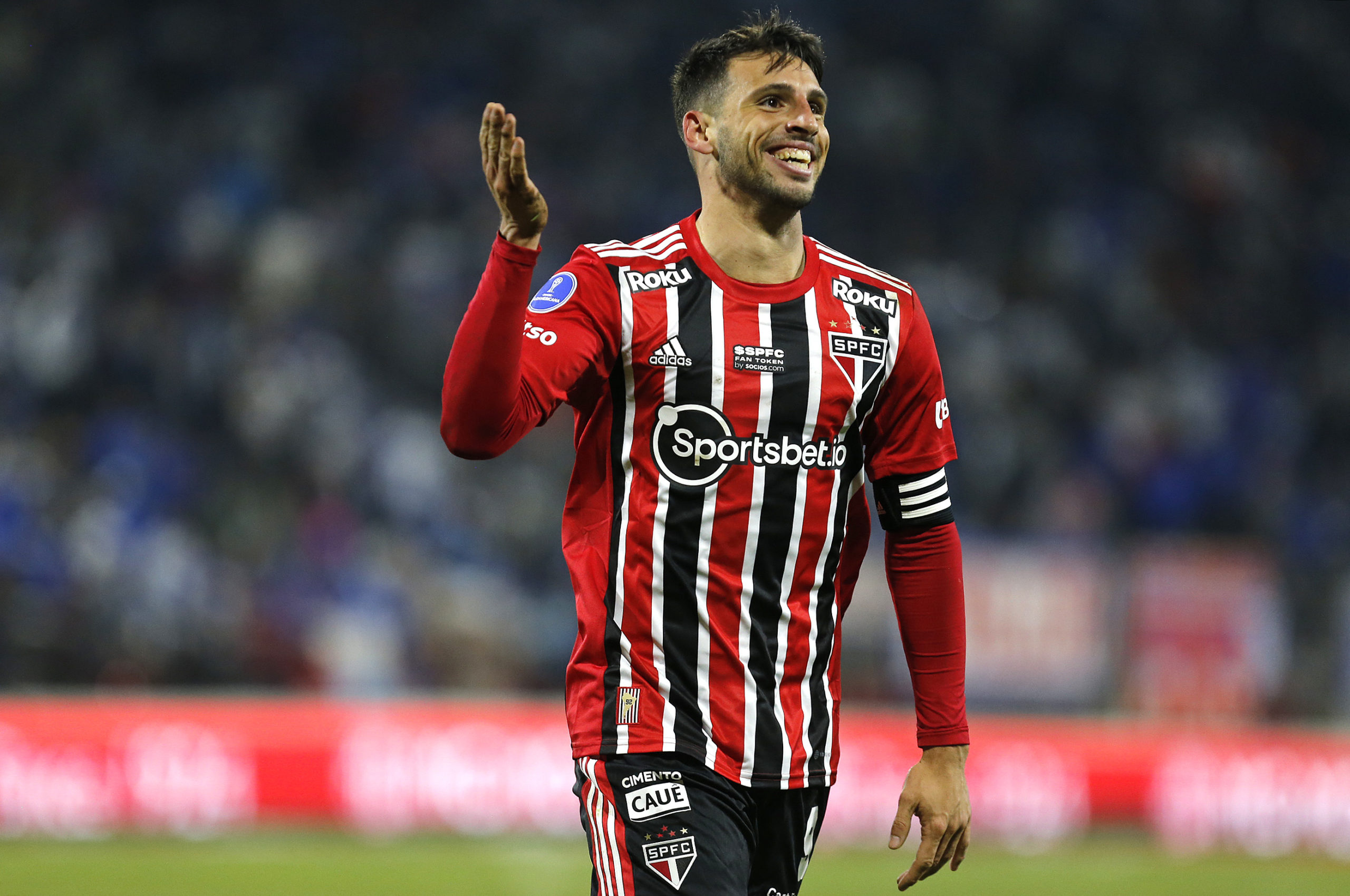 Calleri se diz bravo por expulsão, mas convoca torcida do São Paulo para jogo de volta e manda recado