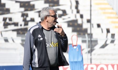 Hélio dos Anjos, treinador da Ponte Preta preparando o elenco