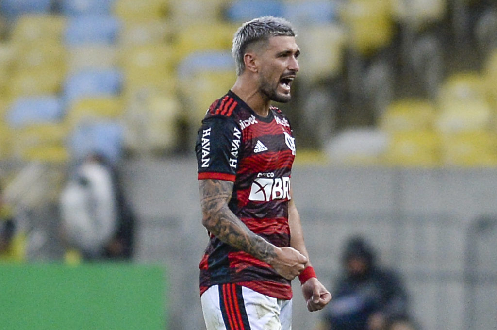 Arrascaeta decide no fim e Flamengo vira para cima do Atlético-MG