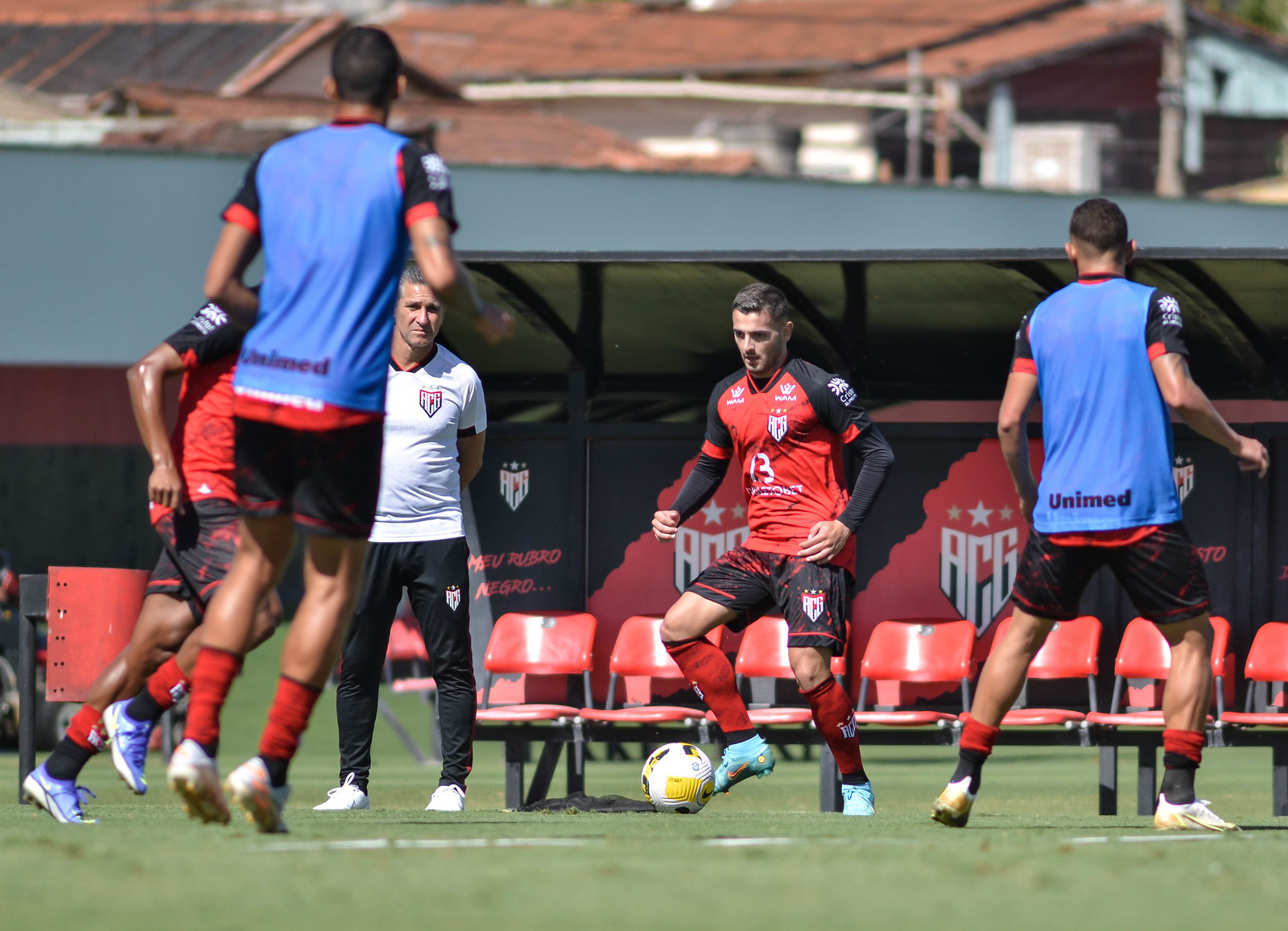 Em situações opostas, Atlético-GO enfrenta Athletico-PR fora de casa