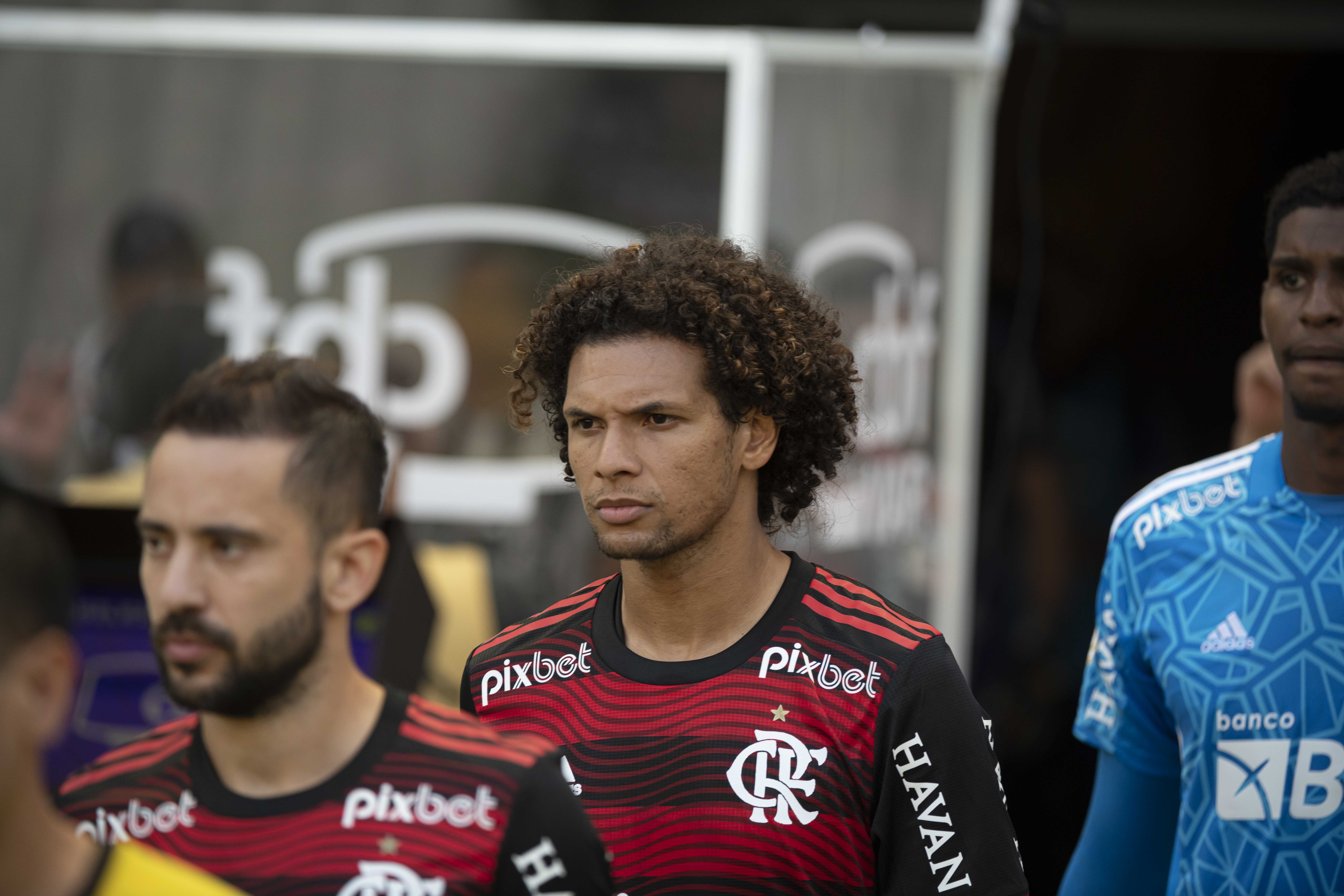 Flamengo oficializa venda de Willian Arão ao Fenerbahçe