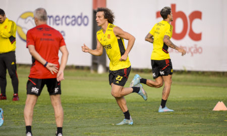 David Luiz treina com o elenco do Flamengo e Vidal faz atividade à parte; Marinho é dúvida para quarta