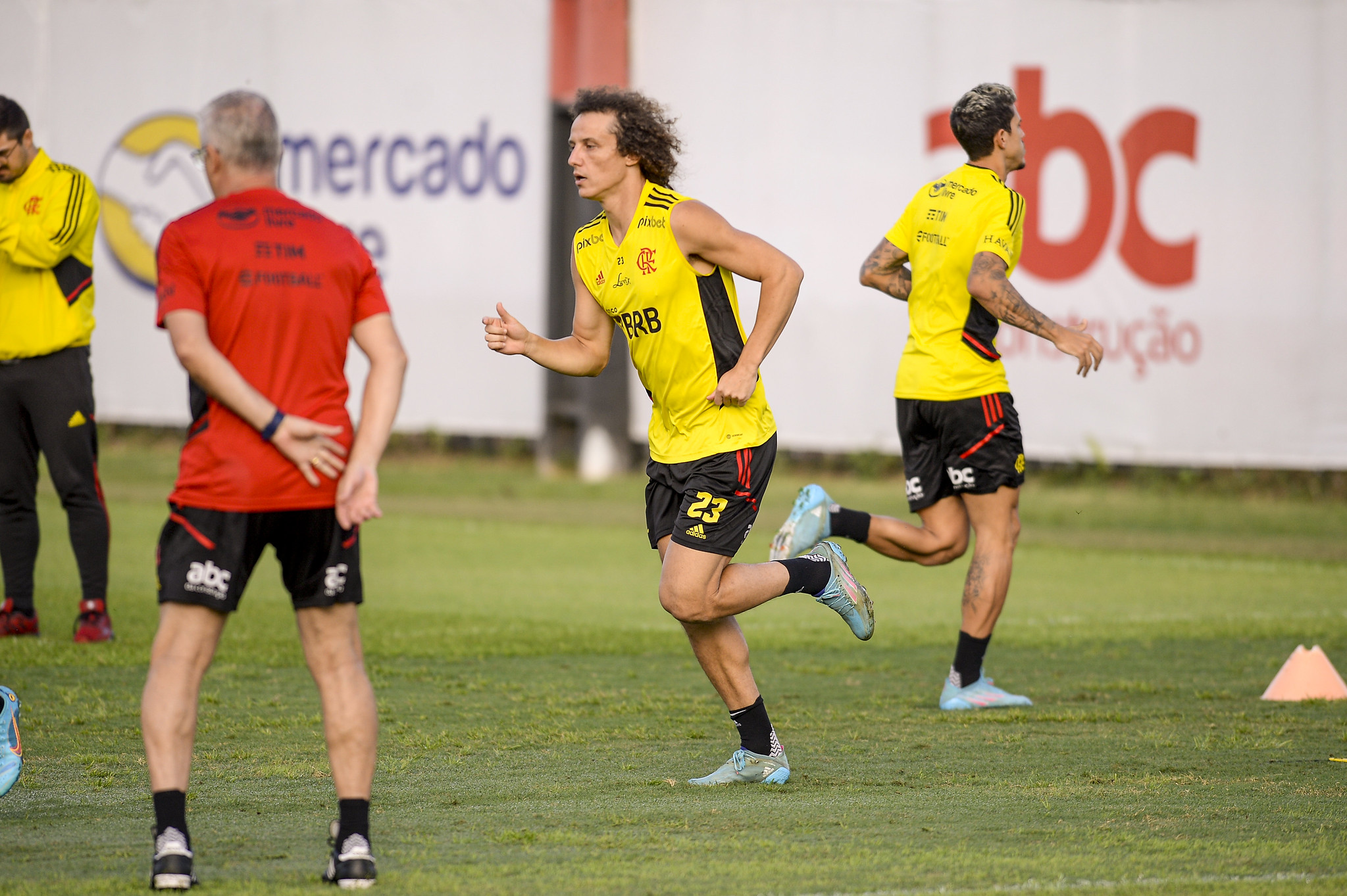 David Luiz treina com o elenco do Flamengo e Vidal faz atividade à parte; Marinho é dúvida para quarta