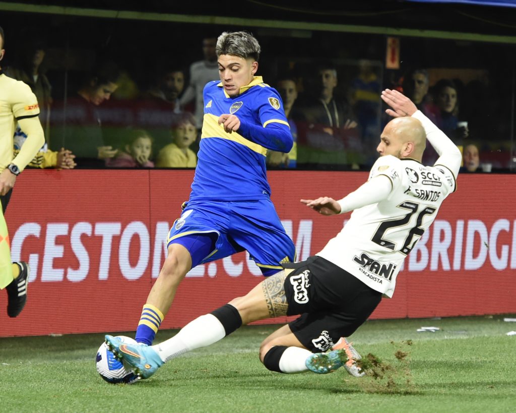 Corinthians sofre, mas elimina Boca Juniors da Libertadores nos pênaltis