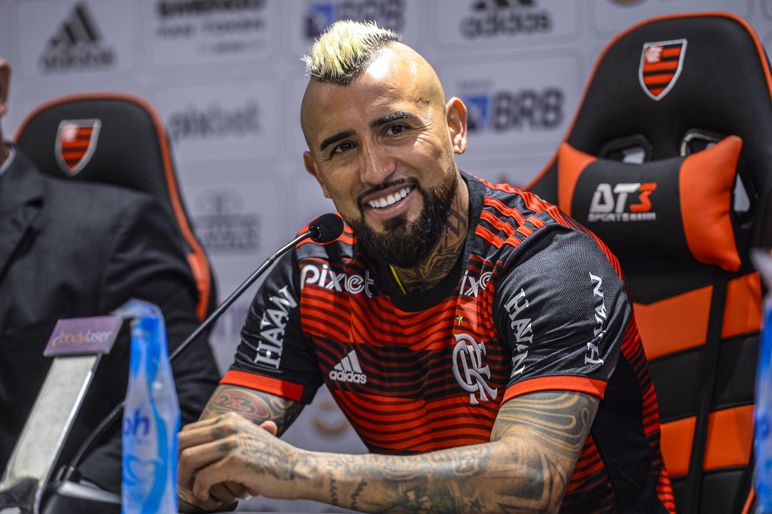 Vidal é apresentado pelo Flamengo, fala em título da Libertadores e afirma: ‘Momento mais feliz da minha carreira’