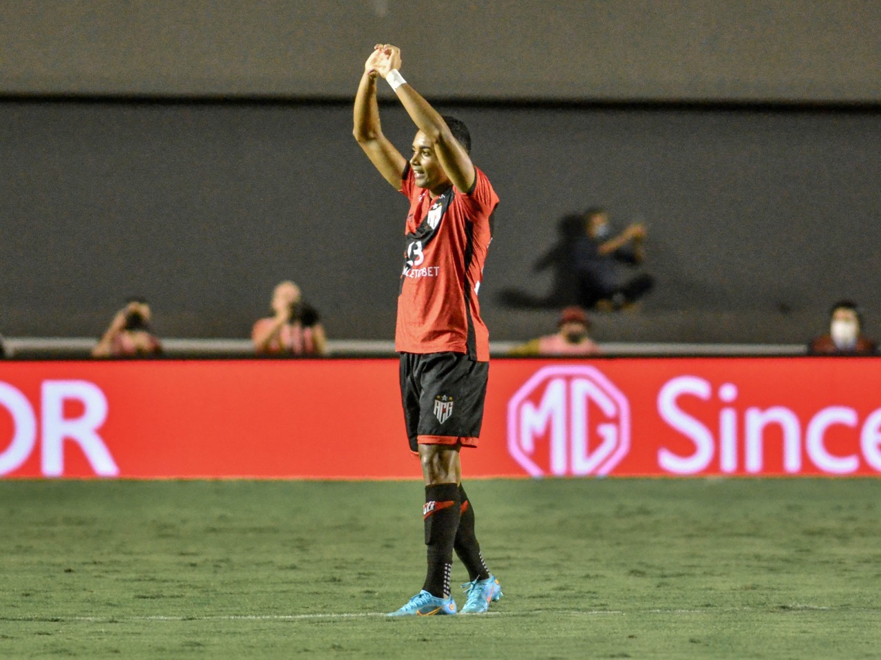 Herói contra o Olímpia, atacante Airton celebra classificação e projeta partida contra o Santos