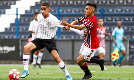 Luiz Gustavo, conhecido com "Bahia", em campo pelo sub-17 do Corinthians"