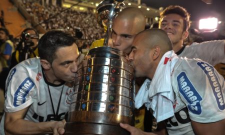 Jogadores do Corinthians comemoram a conquista de título inédito