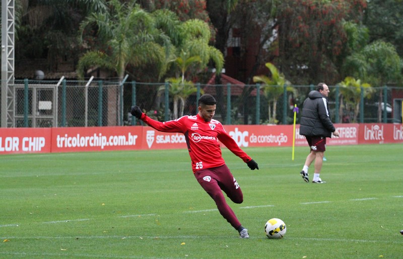 São Paulo finaliza preparação para enfrentar o Santos; veja provável escalação