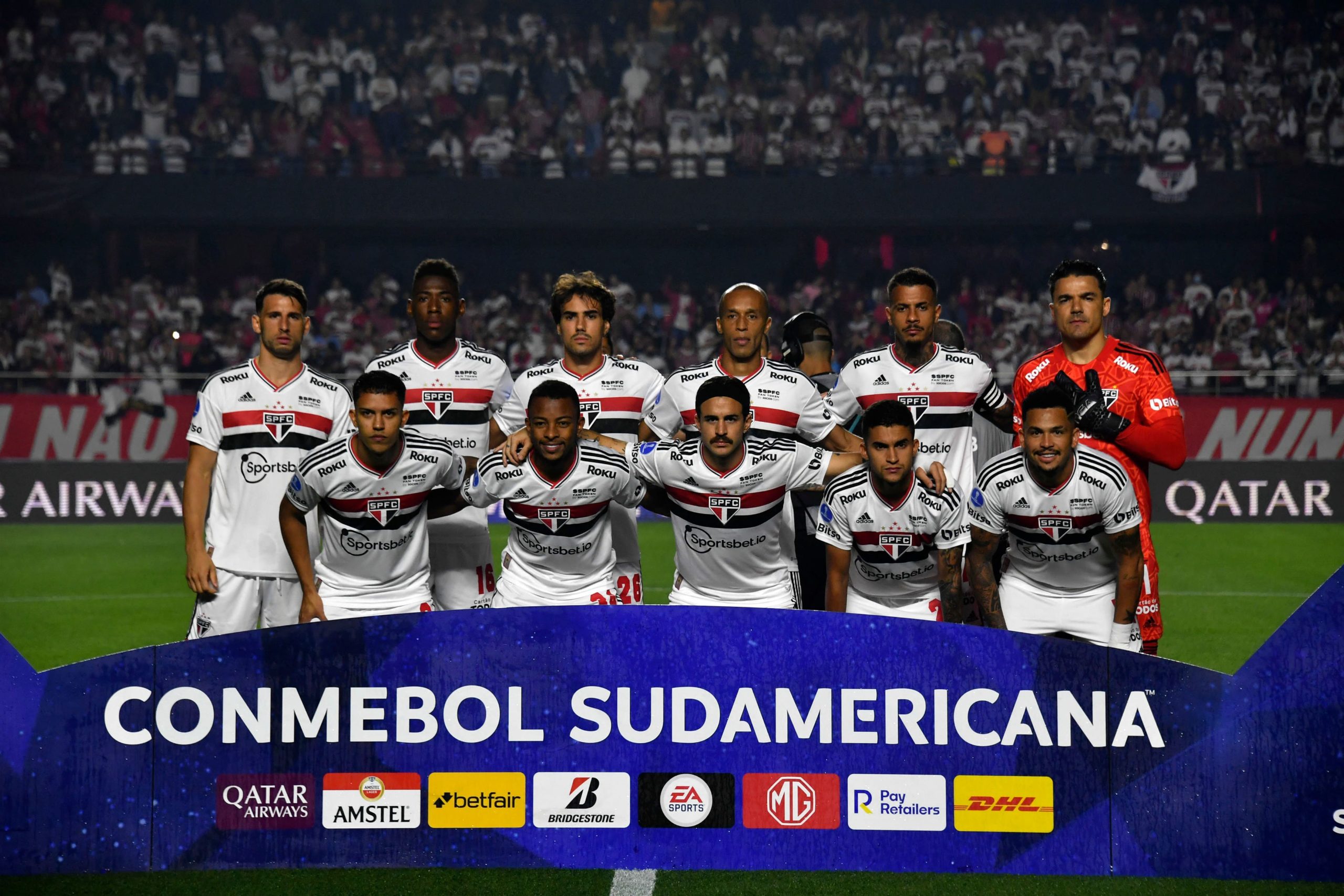 São Paulo's players pose before the Copa Sudamericana football tournament quarterfinals all-Brazilian first leg match between Sao Paulo and Ceara, at the Morumbi stadium in Sao Paulo, Brazil, on August 3, 2022. (Photo by NELSON ALMEIDA / AFP) (Photo by NELSON ALMEIDA/AFP via Getty Images)