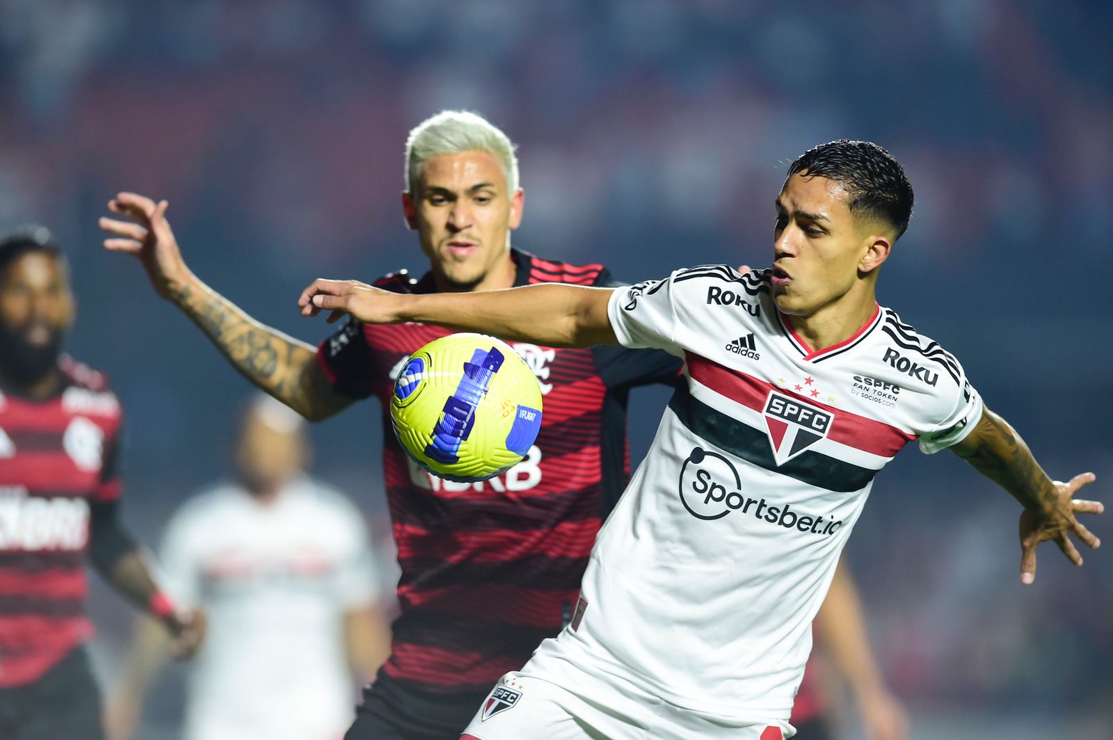 Igor Vinicius do São Paulo disputando bola com Pedro pela Copa do Brasil - Staff Images