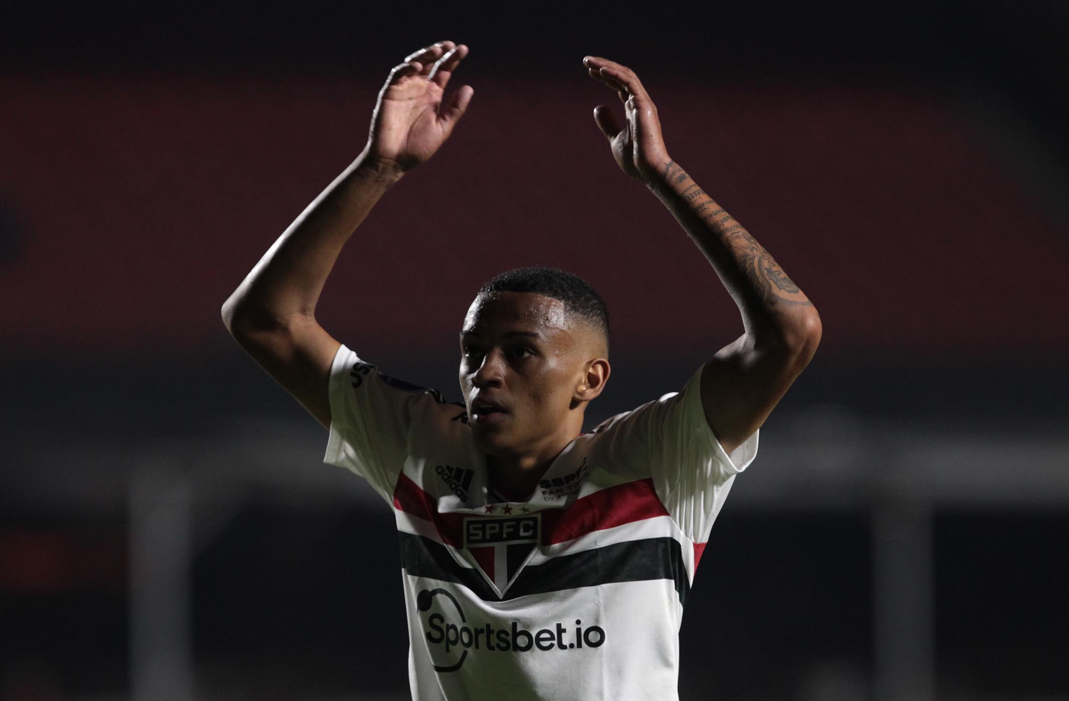 Corinthians acerta renovação de jovem atacante que integra o