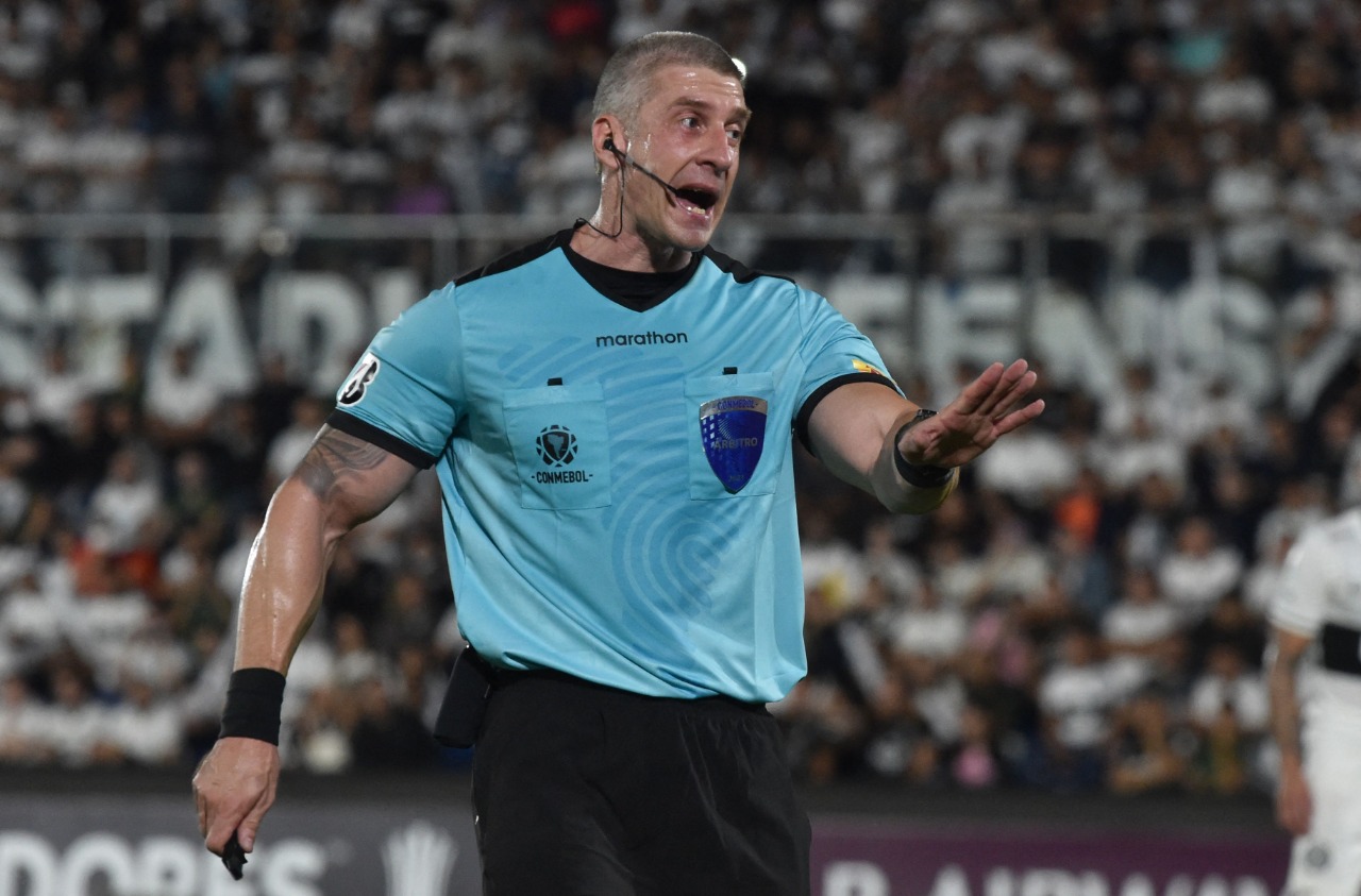 CBF define equipe de arbitragem para jogo Corinthians x Flamengo