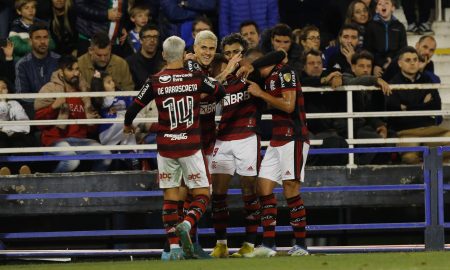 Em noite inspirada de Pedro, Flamengo goleia o Vélez e põe um pé na final da Libertadores