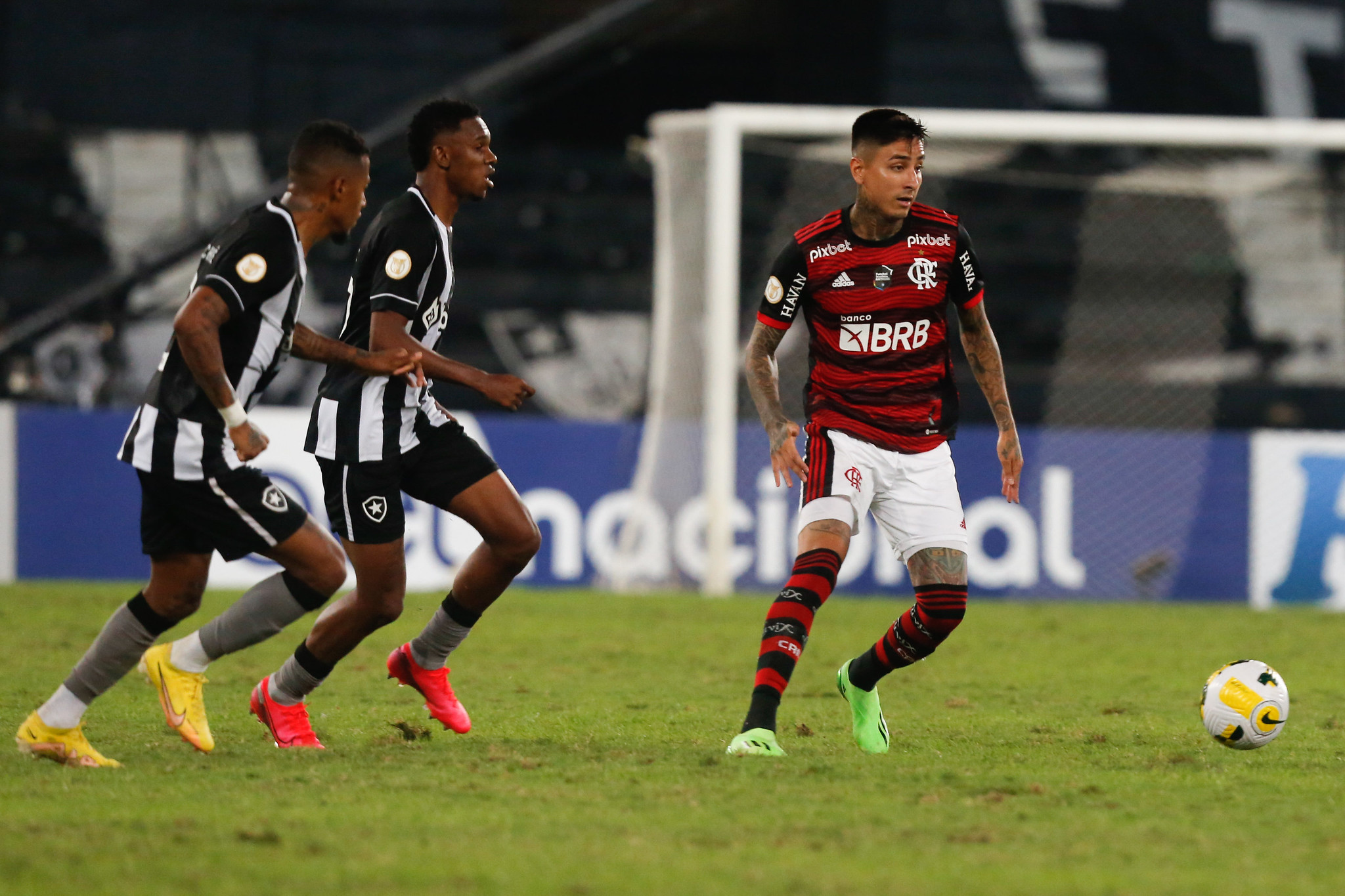 Erick Pulgar celebra estreia pelo Flamengo e fala sobre adaptação: 'Me sinto 100%'