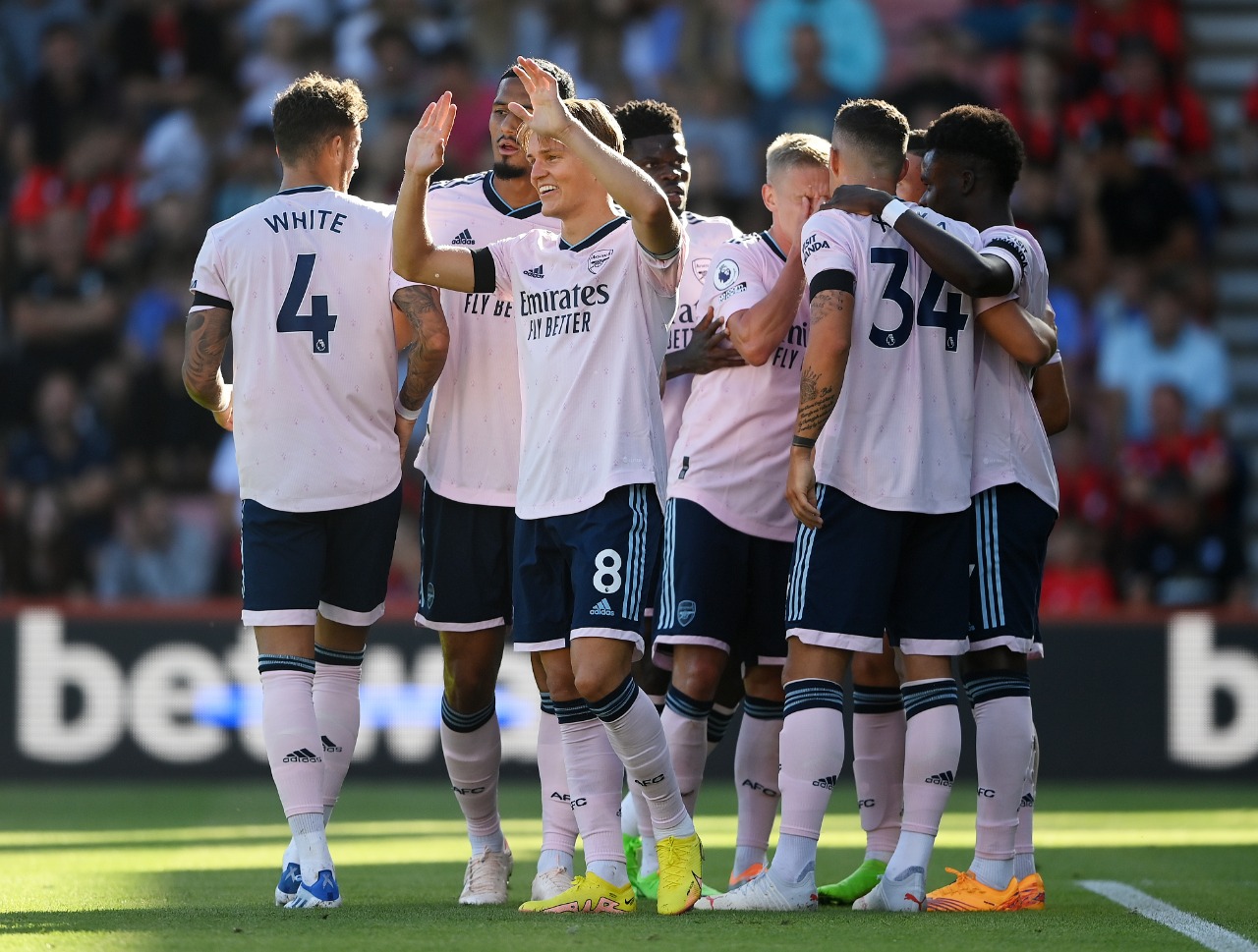 Com dois gols de Odegaard, Arsenal vence Bournemouth no sul da Inglaterra e assume a liderança da Premier League