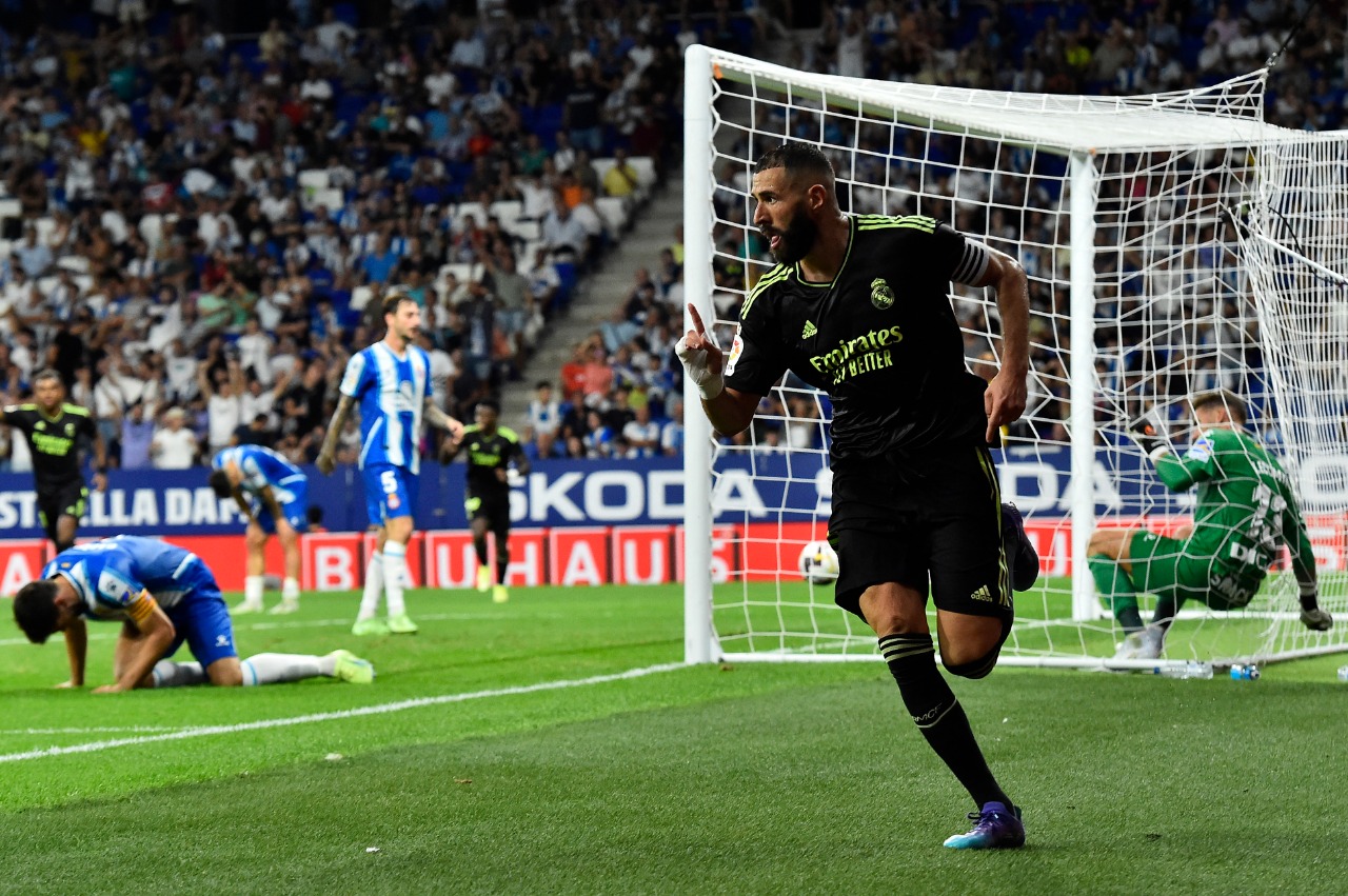 Benzema marca dois gols