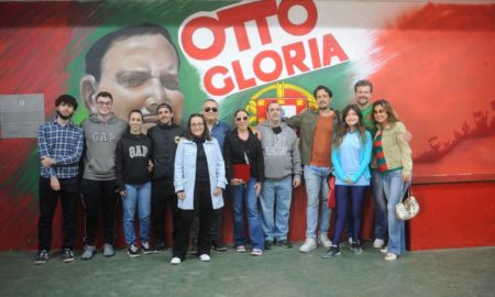 Parentes de Otto Glória acompanham homenagem ao ex-treinador da Lusa. Foto: Dorival Rosa/Portuguesa