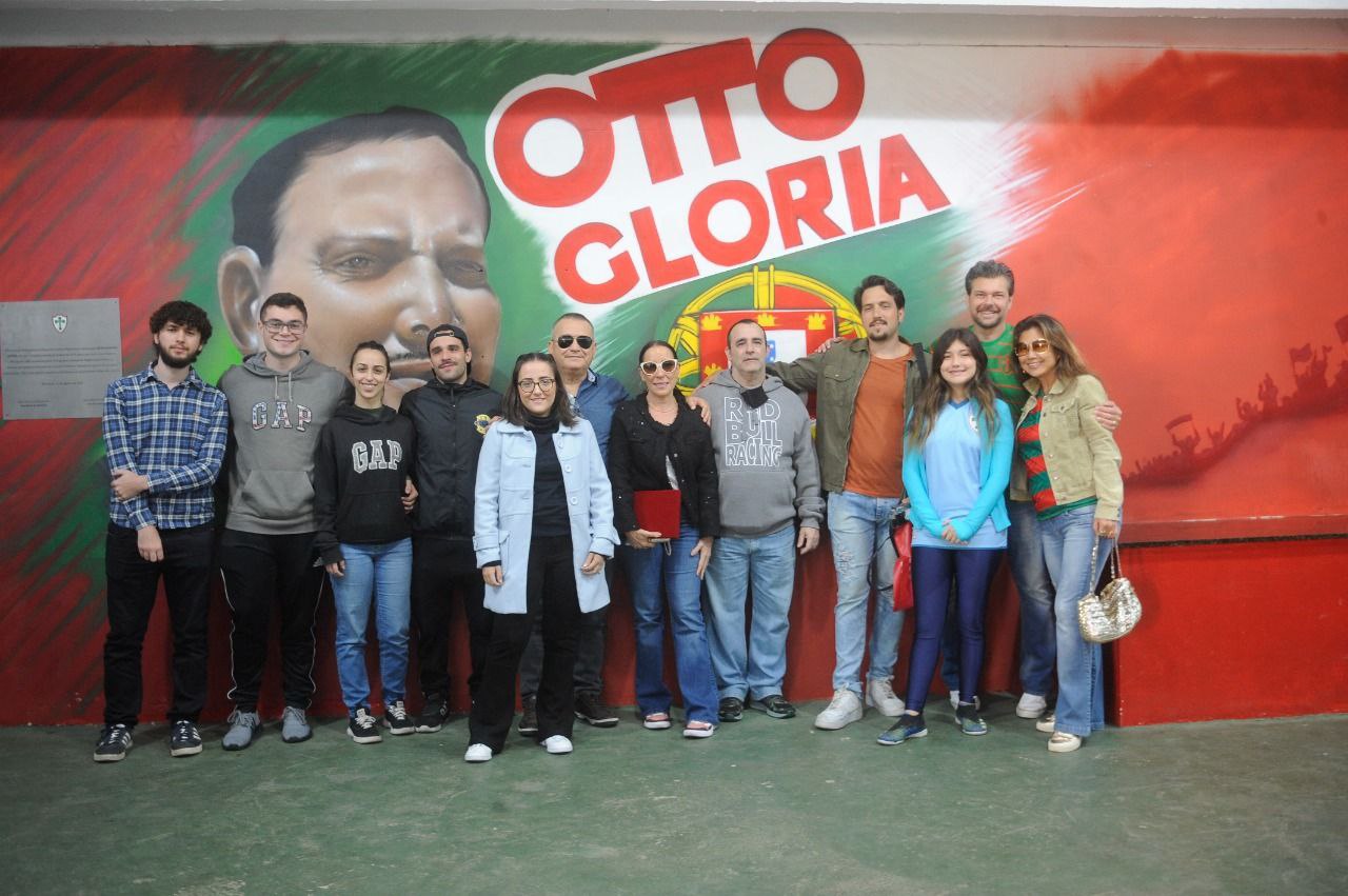 Parentes de Otto Glória acompanham homenagem ao ex-treinador da Lusa. Foto: Dorival Rosa/Portuguesa