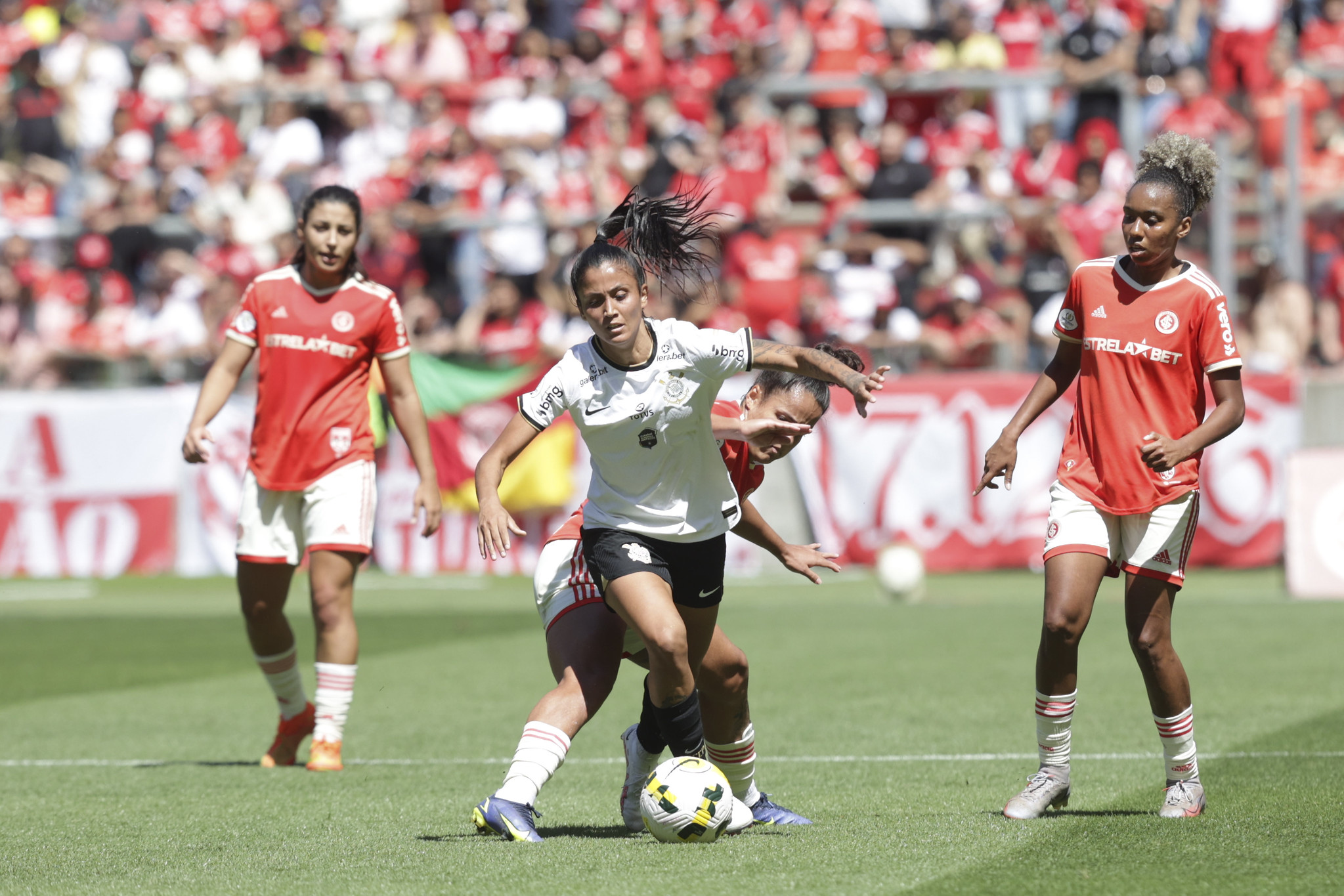 Com recorde de público, Internacional e Corinthians empatam