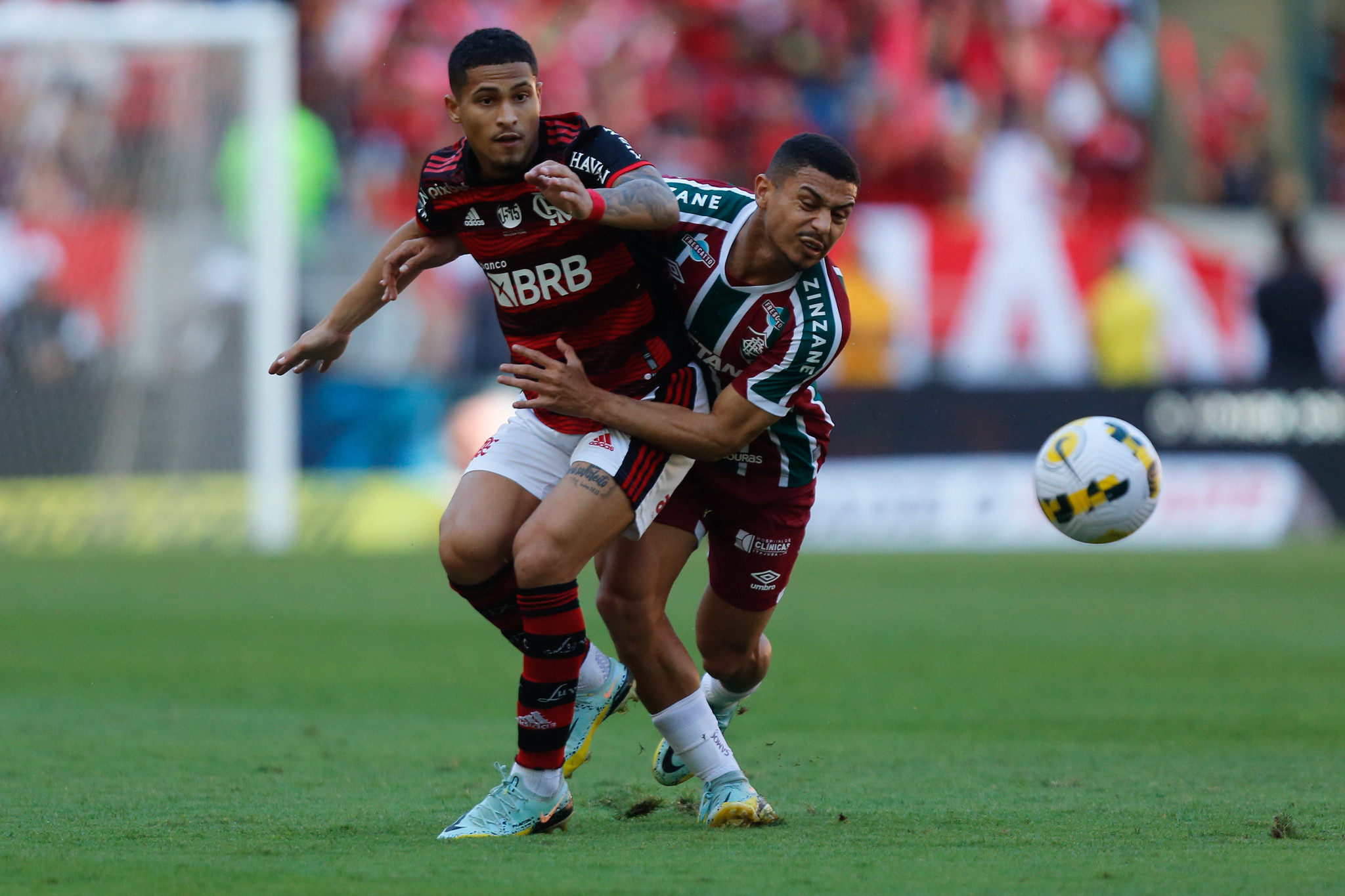 Fluminense vence o Flamengo em jogo com expulsões e confusão no fim