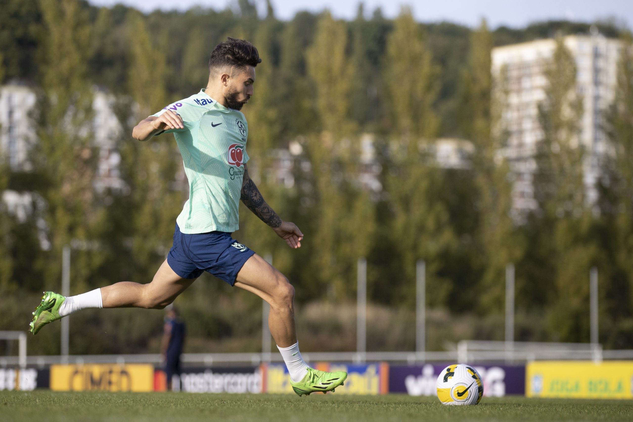 Alex Telles comenta nova função na Seleção Brasileira e manda recado para  Guilherme Arana