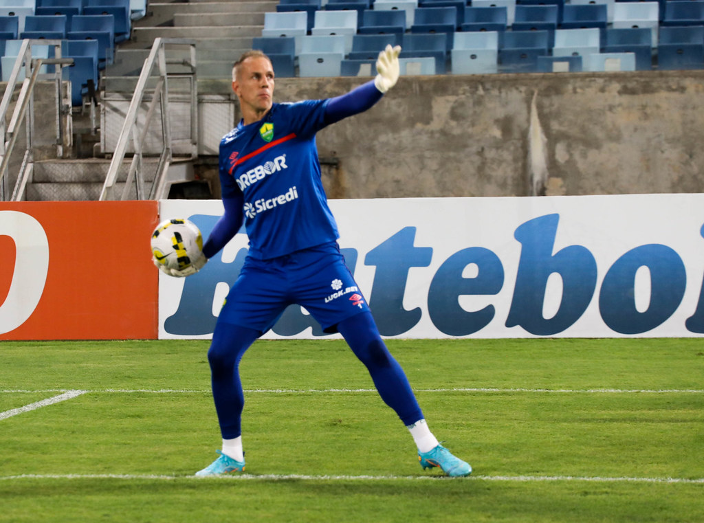 Após completar cinquenta jogos no Cuiabá, João Carlos comemora