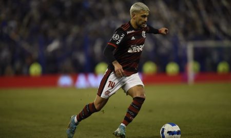 Após deixar o jogo com o Vélez por dores, Arrascaeta será avaliado pelo Flamengo nesta sexta