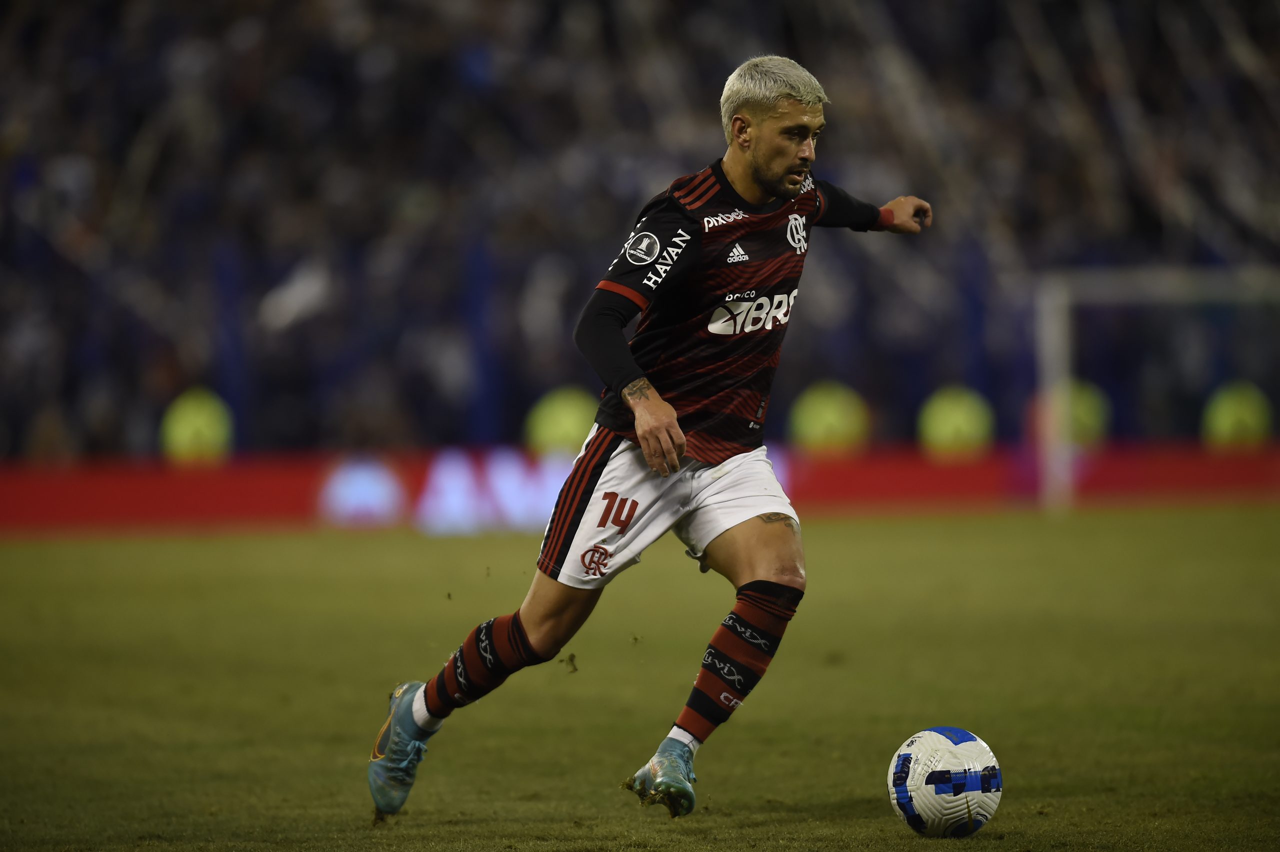 Após deixar o jogo com o Vélez por dores, Arrascaeta será avaliado pelo Flamengo nesta sexta