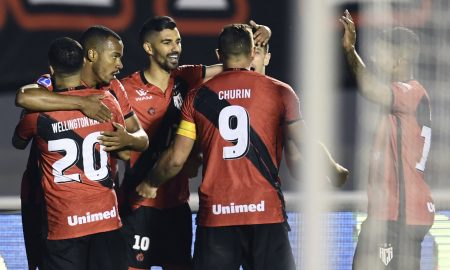 Em jogo com uma expulsão, Atlético-GO vence o São Paulo na Sul-Americana