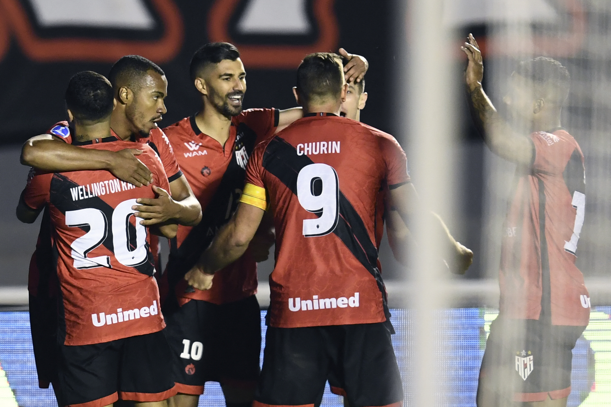 Em jogo com uma expulsão, Atlético-GO vence o São Paulo na Sul-Americana