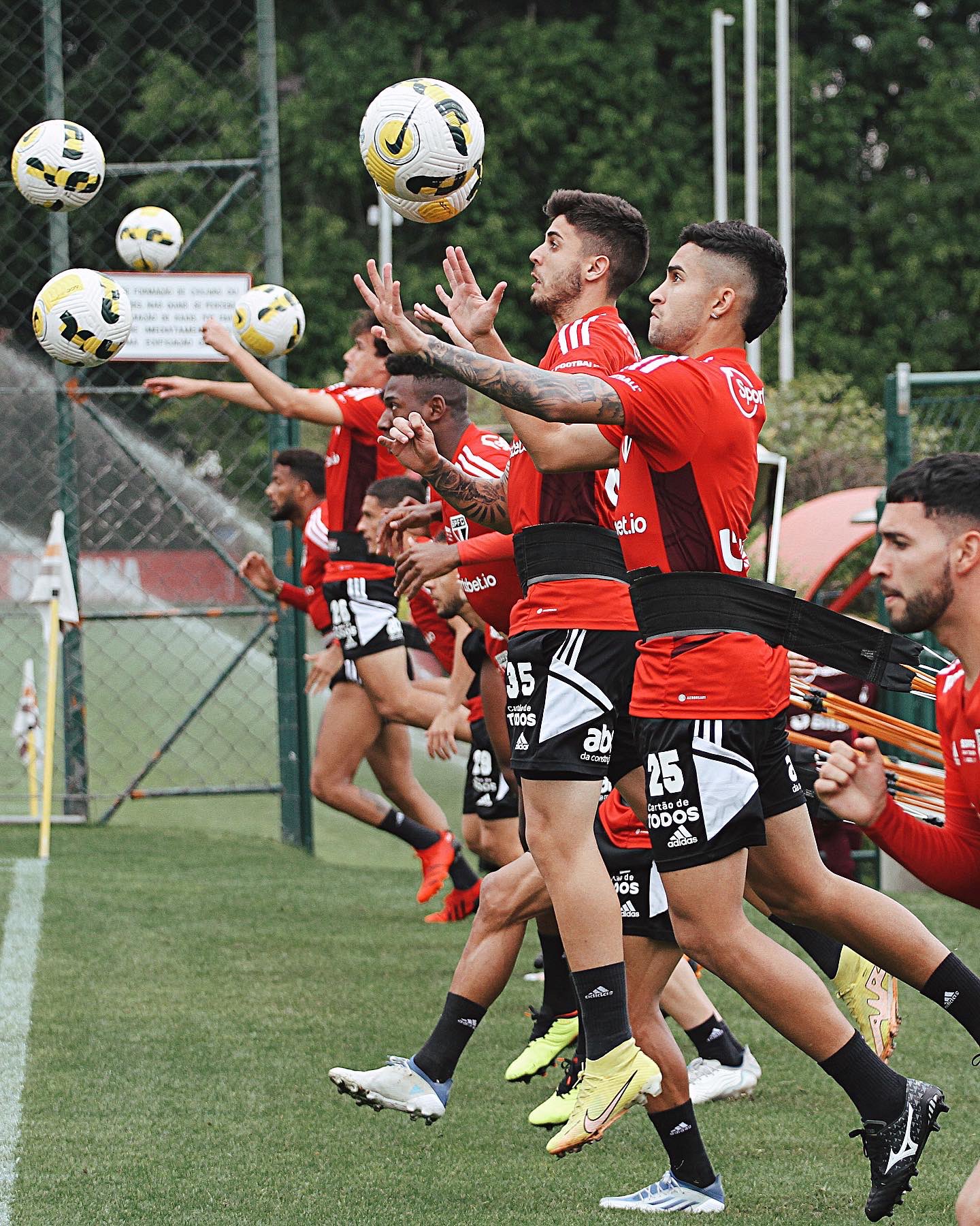 São Paulo finaliza mais um treino para pegar o Avaí; veja provável time 