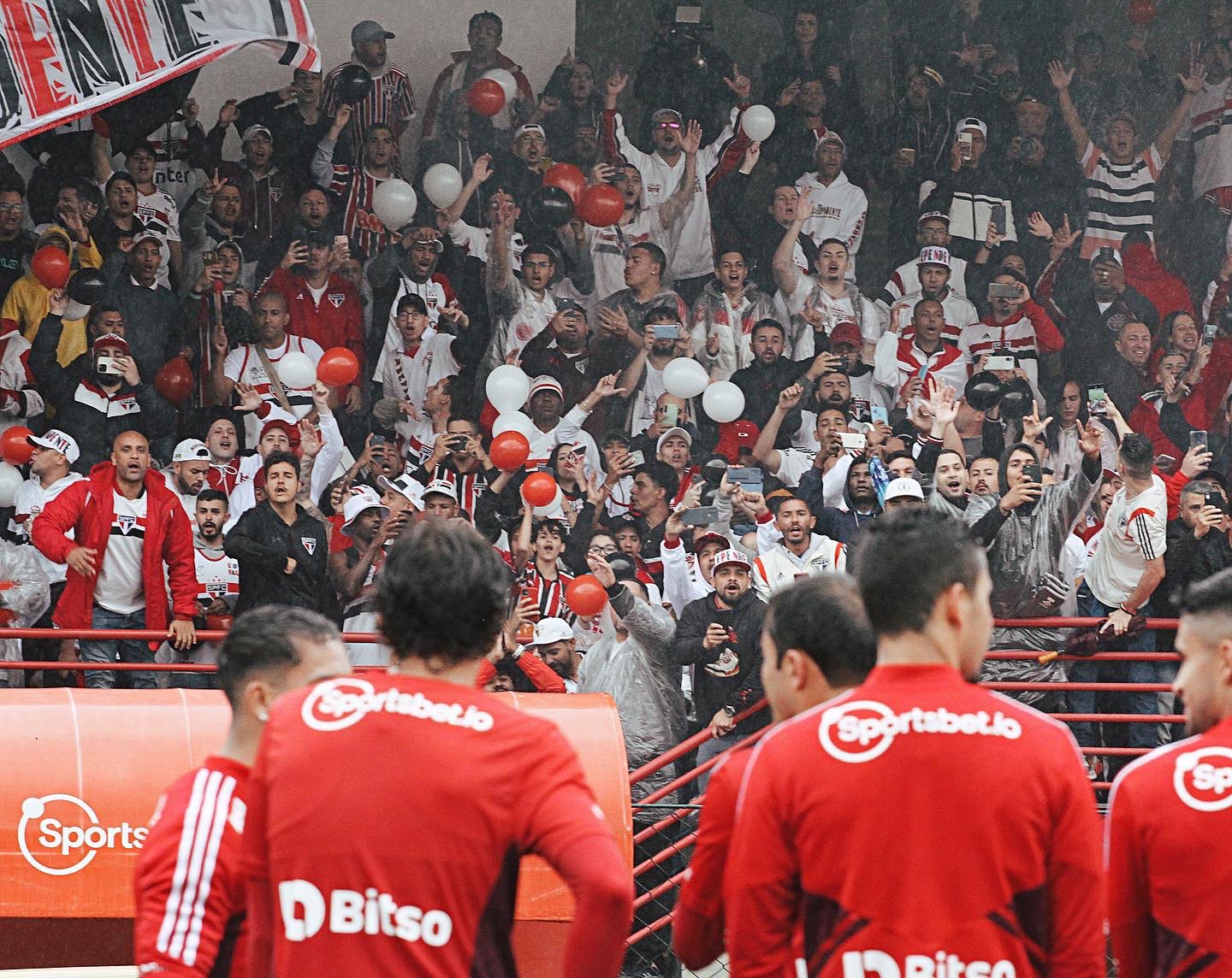 São Paulo realiza último treino no CT da Barra funda e viaja para Córdoba; veja fotos e vídeos 