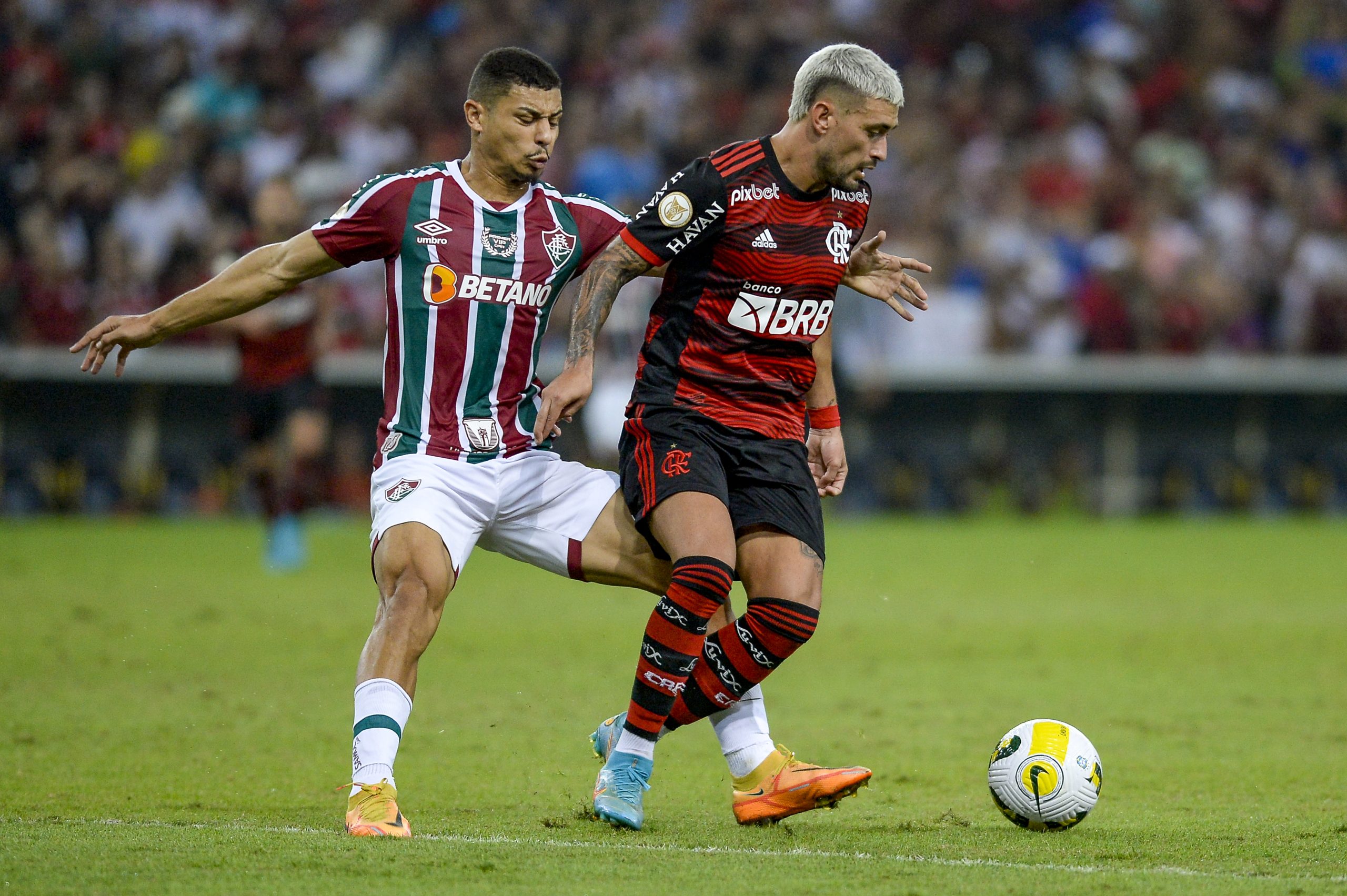 Em momentos distintos, Flamengo e Fluminense se enfrentam neste domingo pelo Brasileirão