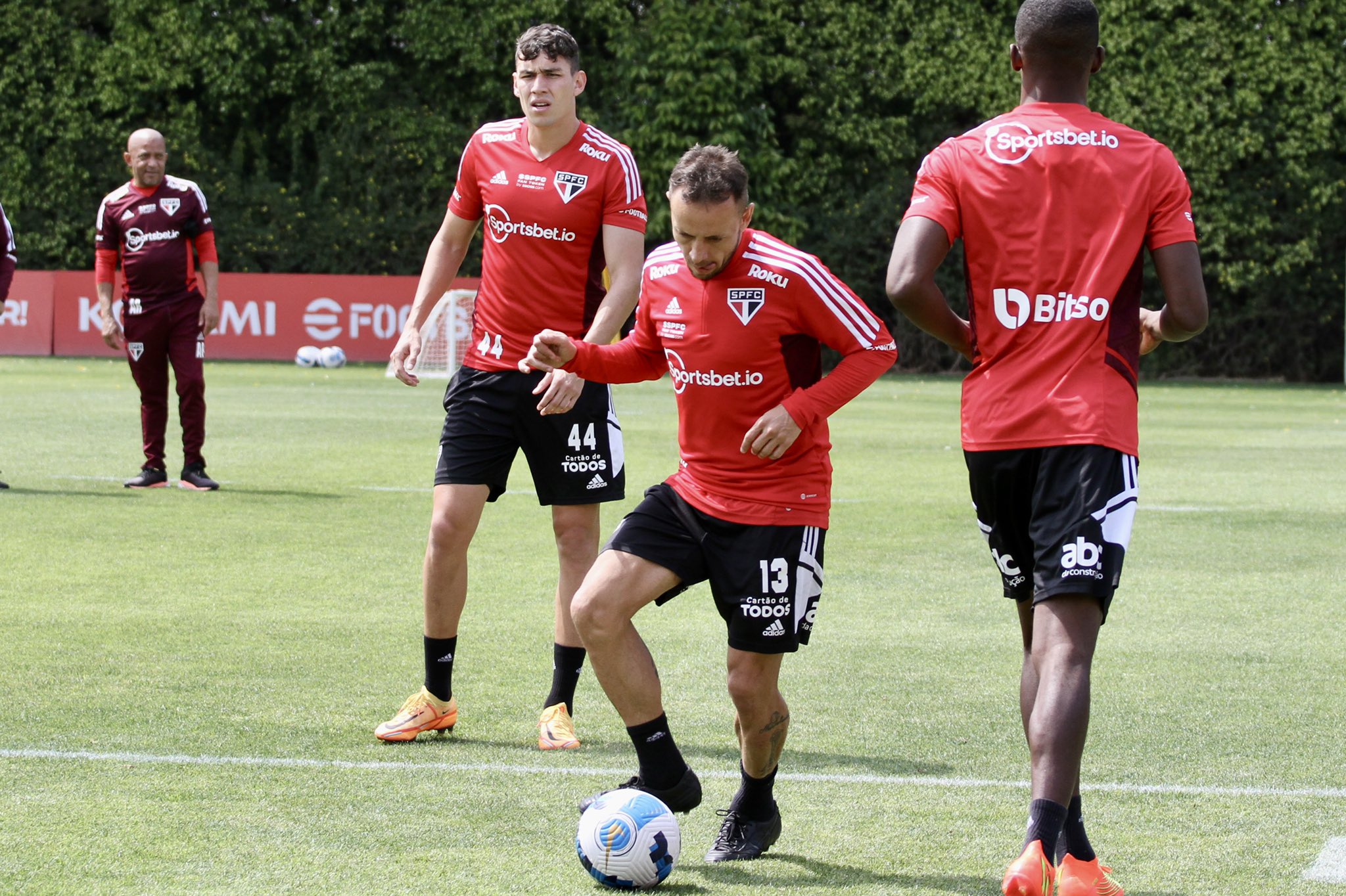 São Paulo se reapresenta no CT visando duelo para pegar o Atlético-GO e deve ter dois reforços