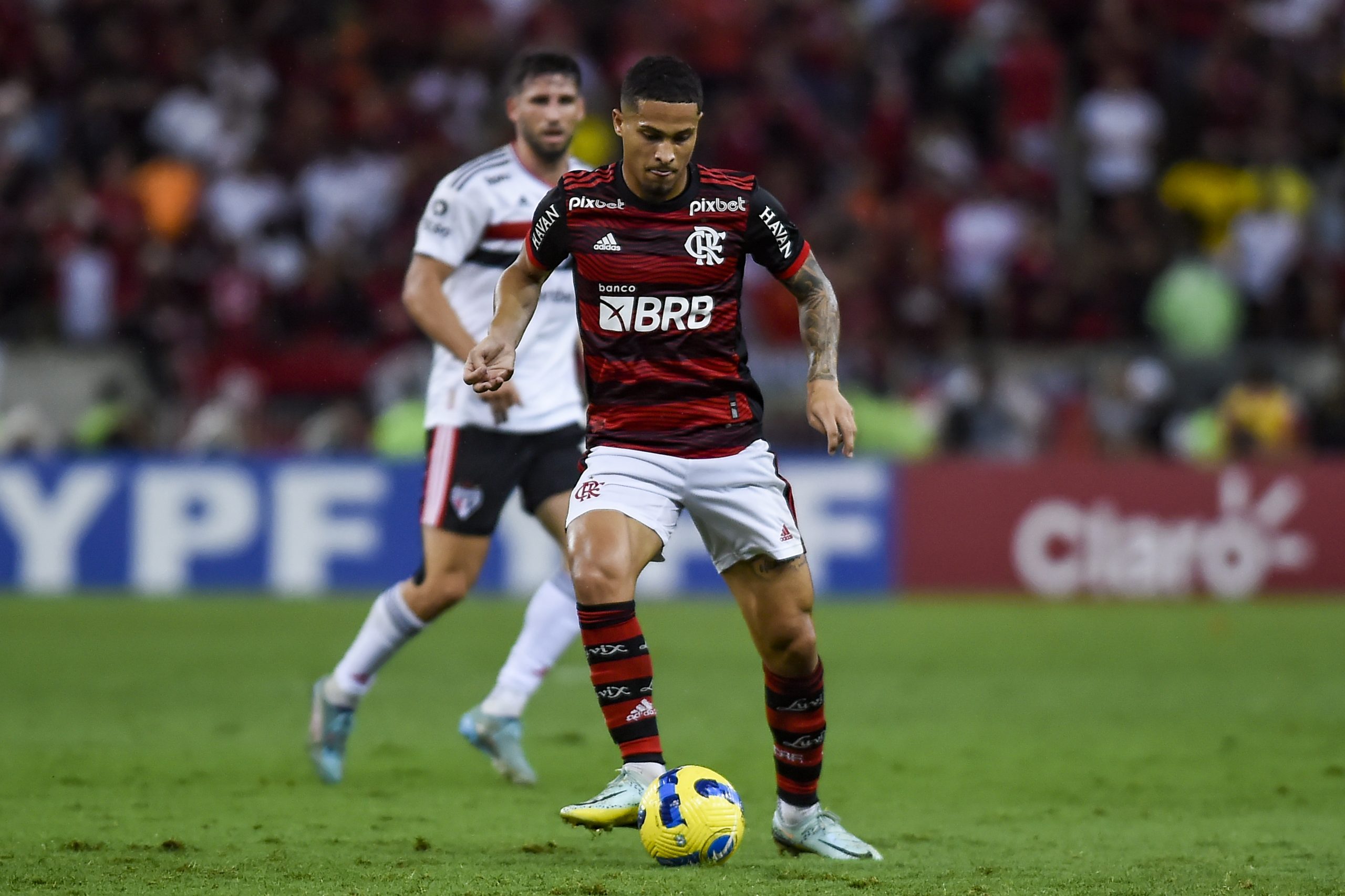 Oferta salarial do Flamengo não agrada staff de João Gomes e negociação por renovação emperra