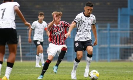 Adryan sub-17 assina com o profissional do Corinthians