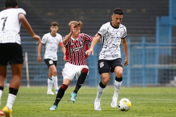 Adryan sub-17 assina com o profissional do Corinthians