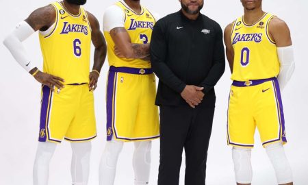 Jogadores dos Lakers posam para foto com uniforme do time