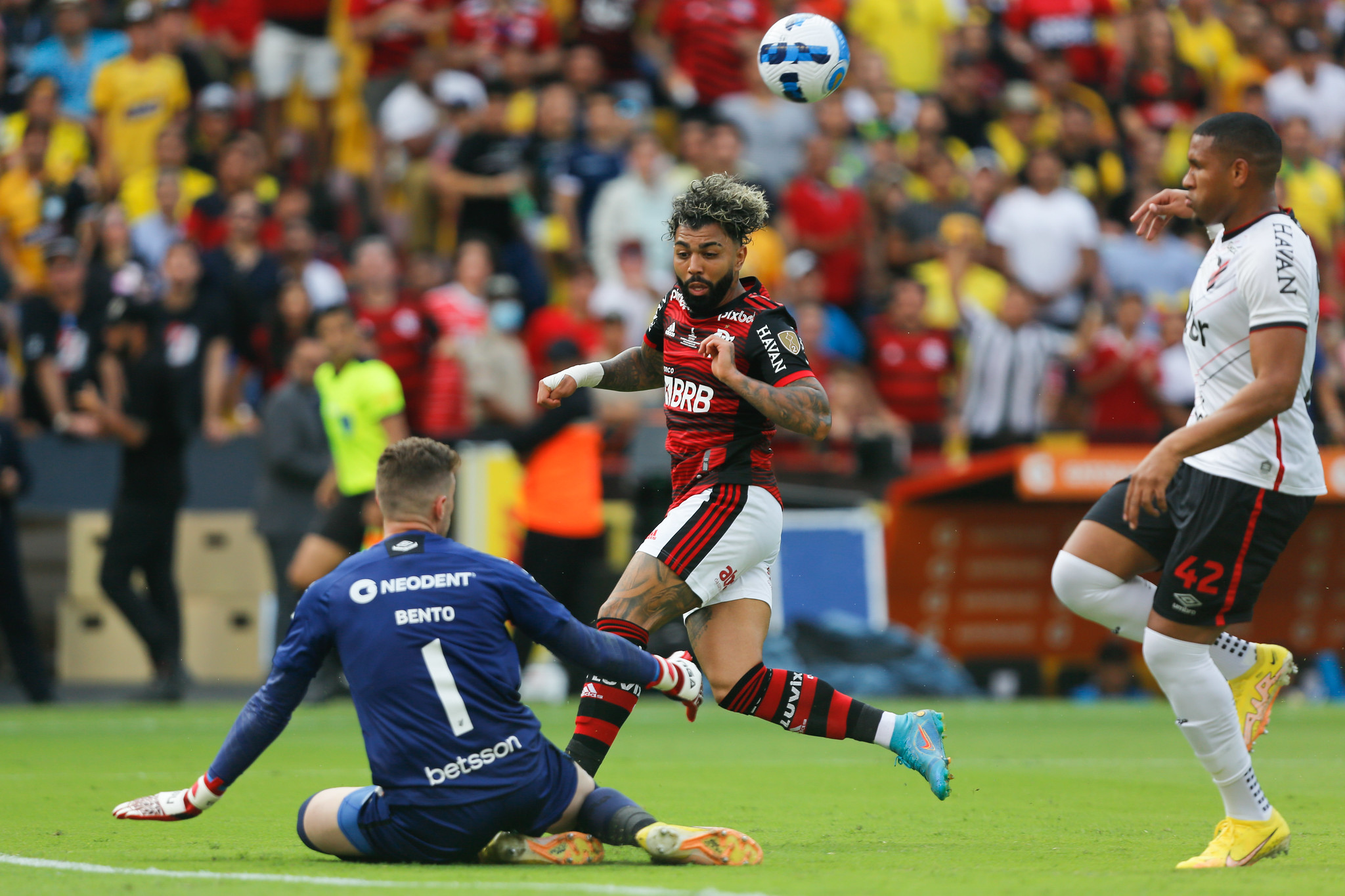 Análise ENM: Flamengo aproveita expulsão de zagueiro do Athletico, marca em seguida e vence a Libertadores