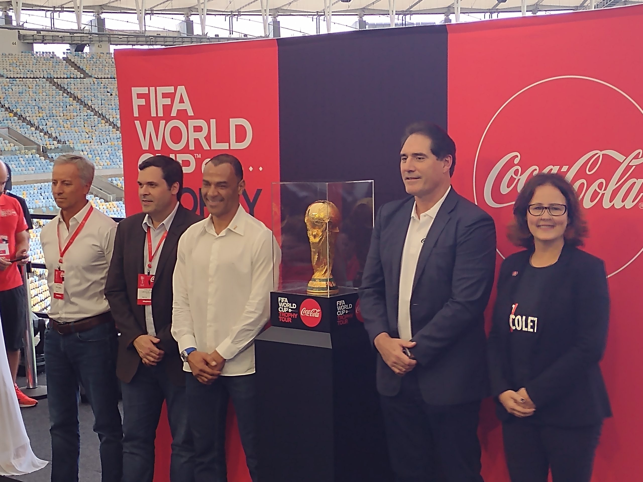 Em evento com Cafu, patrocinadora exibe taça da Copa da Mundo de