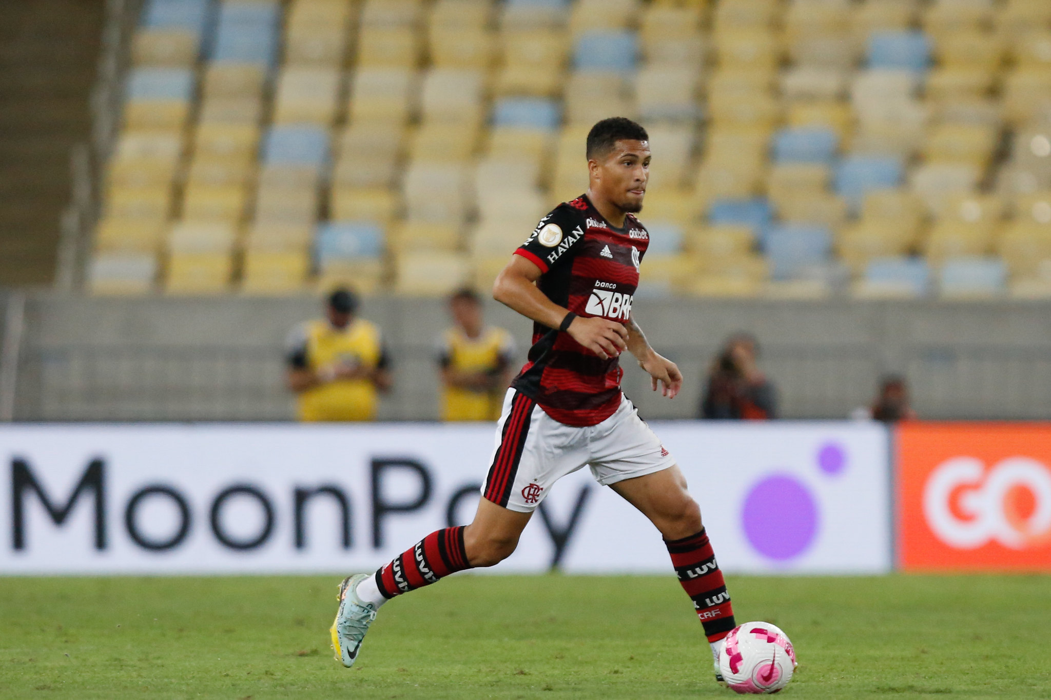 Flamengo coloca cinco representantes na seleção da 32ª rodada do Brasileirão; João Gomes é eleito ‘o cara’