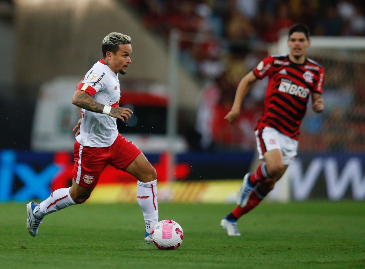 Artur em ação diante do Flamengo. Foto: Ari Ferreira/Red Bull Bragantino