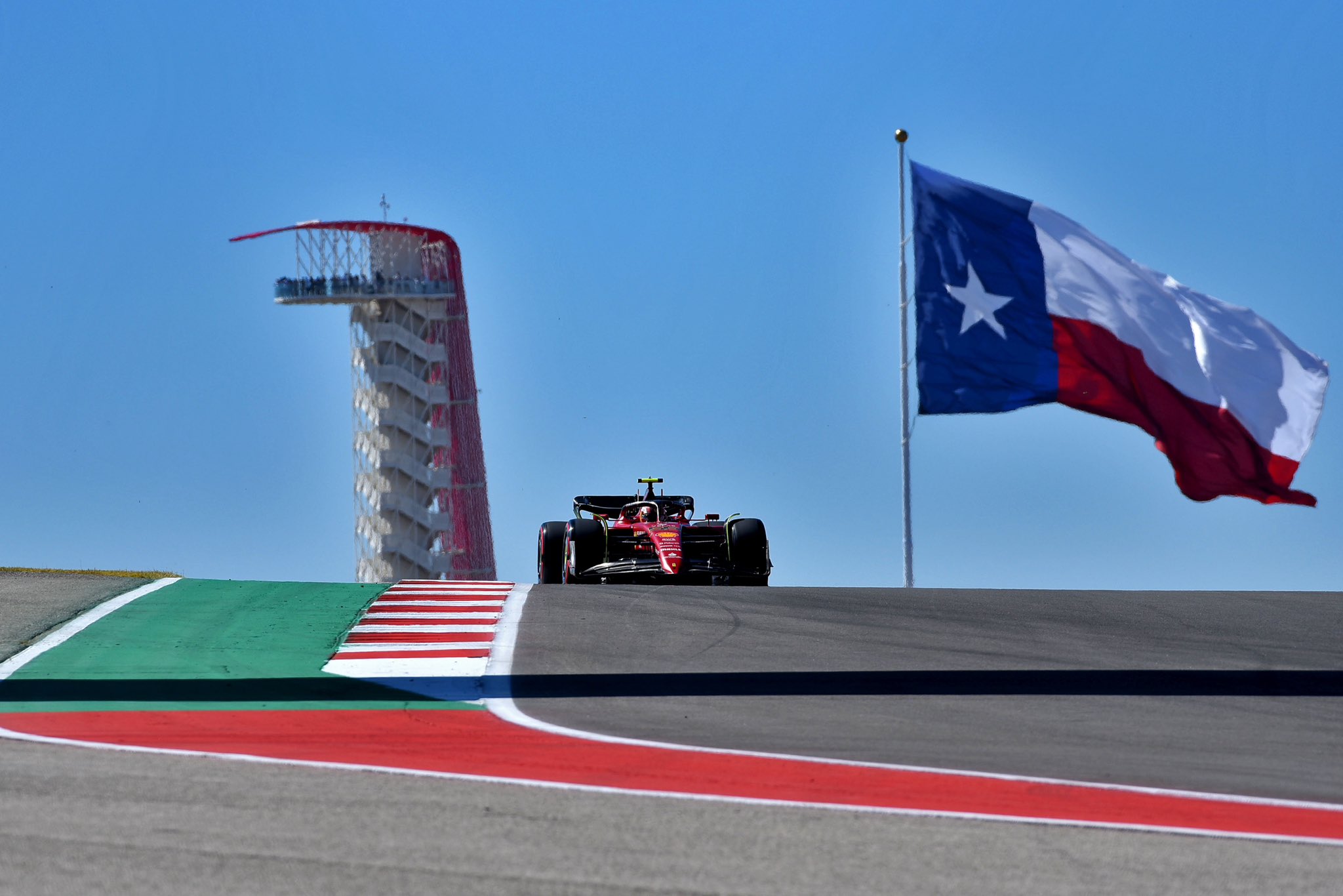 Sainz lidera e Ferrari se destaca no 1º treino do GP de São Paulo