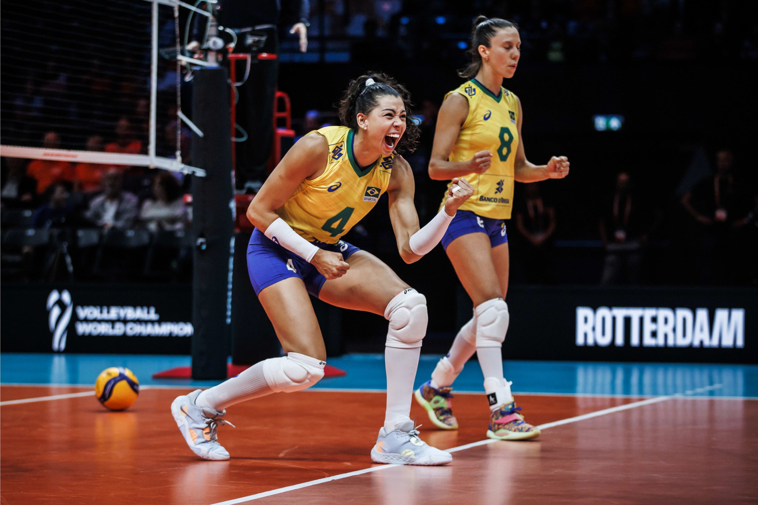 carol comemora ponto brasil mundial de volei