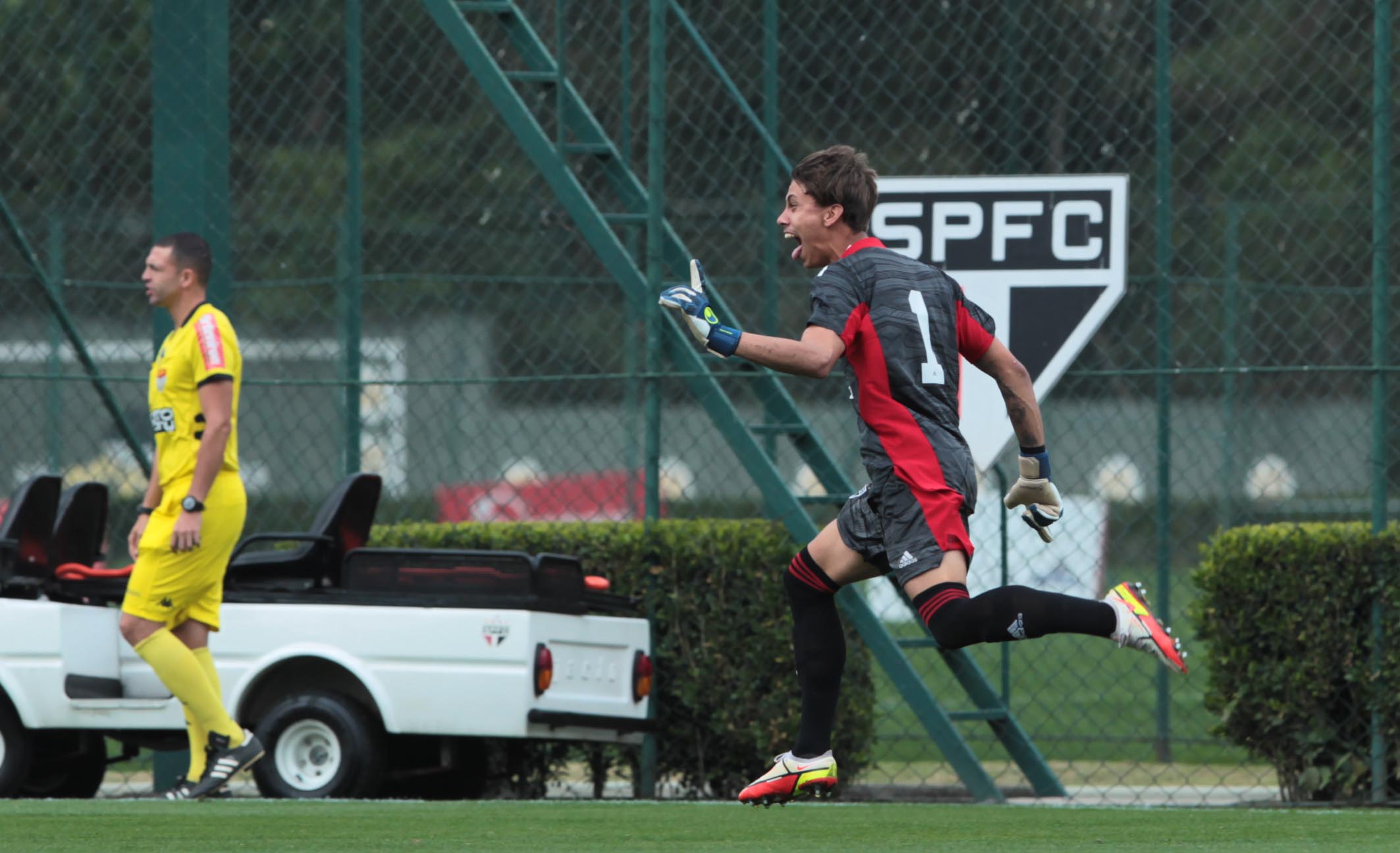 Goleiro da base do São Paulo renova até 2025; veja detalhes