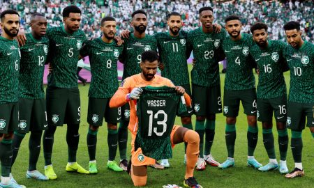 Jogadores da Arábia Saudita homenageiam Yasser, companheiro de equipe que deixou a Copa após forte choque