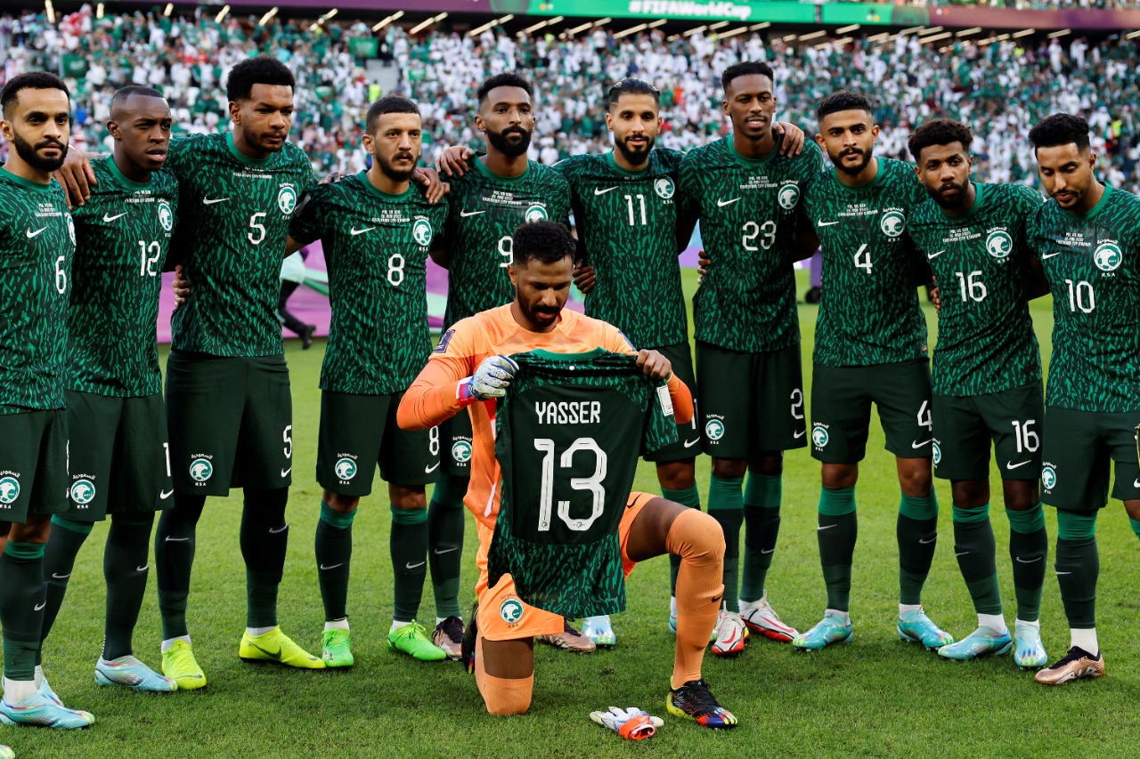 Jogadores da Arábia Saudita homenageiam Yasser, companheiro de equipe que deixou a Copa após forte choque