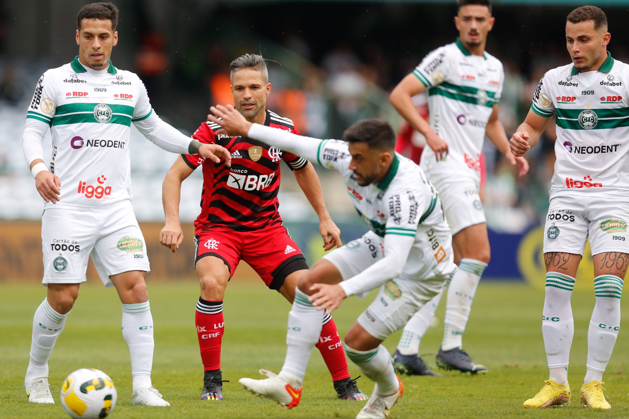 Atuações ENM: Diego vai mal, comete pênalti, e é o pior do Flamengo na derrota para o Coritiba; veja notas